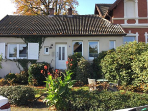 Ferienhaus Us lütt Hus und das Zimmer Linde im Haupthaus